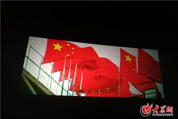 “半蹲式”窗口再现,官方回应后,网友吵翻了
